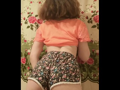 ❤️ Sexy ung babe tar av seg shortsen på kamera ❤❌ Porno hos oss ❤