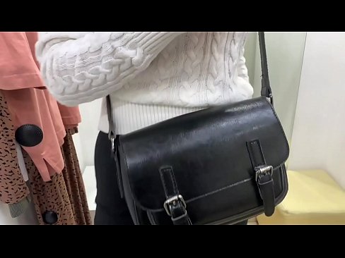 ❤️ Offentlig onani av ungtispe FeralBerry med en dildo i prøverommet ❤❌ Porno hos oss ❤