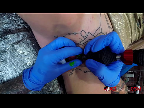 ❤️ Ekstremt tatovert hottie Sully Savage tok en tatovering på klitoris ❤❌ Porno hos oss ❤